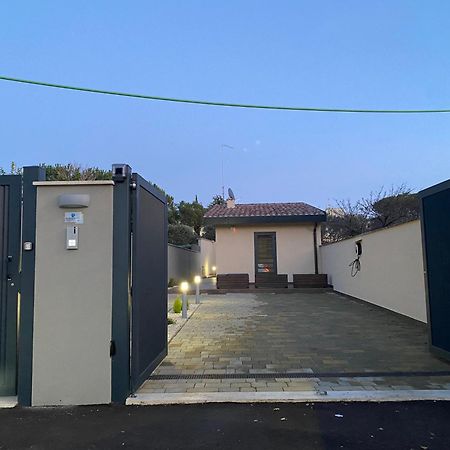 רומא Villino Ancillotto With Garden And Parking Motorcycle Space מראה חיצוני תמונה